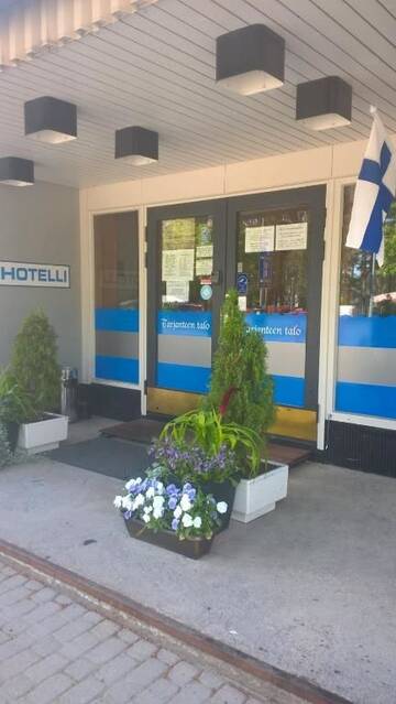 Фото номера Двухместный номер с 2 отдельными кроватями и видом на город Мотели Hotelli Tarjanteen majoitushuoneet Virrat г. Виррат 33